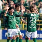 　柏に競り勝ち、タッチを交わす東京Ｖ・福田（左）＝三協Ｆ柏