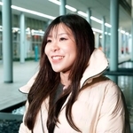 　スピードスケート男子５００メートルに出場した新濱立也のレースを観戦し、取材に応じる妻の吉田夕梨花＝１４日、イタリア・ミラノ（共同）