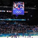 　試合を終え、健闘をたたえ合うアイスホッケー男子の米国とデンマークの選手たち＝１４日、イタリア・ミラノ（共同）