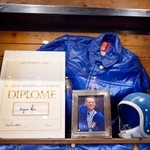 　エウジェニオ・モンティのヘルメットなどが飾られたショーケース＝６日、イタリア・コルティナダンペッツォ（共同）