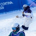 　男子デュアルモーグル１回戦　コブを攻める藤木豪心（奥）＝リビーニョ（共同）