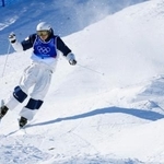 　男子デュアルモーグル決勝　バランスを崩す堀島行真＝リビーニョ（共同）