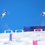 　男子デュアルモーグル決勝　第１エアを決める堀島行真（左）＝リビーニョ（共同）