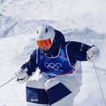 　男子デュアルモーグル３位決定戦　コブを攻める島川拓也＝リビーニョ（共同）