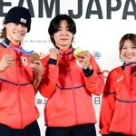 　記者会見でメダルを掲げるスノーボード・ハーフパイプの（左から）山田琉聖、戸塚優斗、小野光希＝１５日、イタリア・ミラノ（共同）