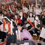 　パブリックビューイング会場で堀島行真選手を応援する人たち＝１５日夜、岐阜県池田町