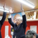 　青森県六ケ所村長選で初当選を決め、万歳する橋本隆春氏＝１５日夜、六ケ所村