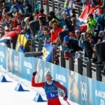 　男子３０キロリレー　ガッツポーズしながらゴールに向かうノルウェーの最終走者ヨハンネスヘスフロト・クレボ＝テーゼロ（共同）