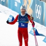 　男子３０キロリレー　ガッツポーズでゴールするノルウェーの最終走者ヨハンネスヘスフロト・クレボ＝テーゼロ（共同）