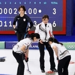 　日本-韓国　第９エンド、韓国のショットを見つめる吉村（左上）＝コルティナダンペッツォ（共同）