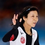 　女子５００メートル　レースを終え歓声に応える高木美帆＝ミラノ（共同）