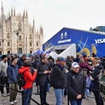 　ミラノ・コルティナ冬季五輪の公式グッズを販売する「メガストア」に並ぶ人たち。奥は大聖堂＝１２日、イタリア・ミラノ（共同）