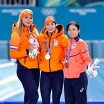 　女子５００メートルで銅メダルを獲得した高木美帆。中央は金メダルのフェムケ・コク、左は銀メダルのユタ・レールダム＝ミラノ（共同）