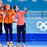 　女子５００メートルで金メダルのフェムケ・コク（中央）、銀メダルのユタ・レールダム（左）と自撮りする銅メダルの高木美帆＝ミラノ（共同）