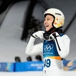 　女子個人ラージヒルで２回目の飛躍を終え、笑顔を見せる丸山希＝プレダッツォ（共同）