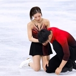 　ペア・ＳＰの演技を終え、木原龍一（手前）を心配そうに見る三浦璃来＝ミラノ（共同）