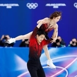 　ペア・ＳＰ　リフトでバランスを崩す三浦璃来（上）、木原龍一組＝ミラノ（共同）