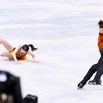 　ペア・ＳＰ　転倒する長岡柚奈（左）、森口澄士組＝ミラノ（共同）