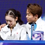 　ペア・ＳＰの得点を確認し、うつむく長岡柚奈（左）の肩を抱く森口澄士＝ミラノ（共同）