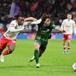 　プレーするウォルフスブルクの塩貝健人（右）＝１５日、ライプチヒ（ゲッティ＝共同）