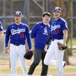 　練習するドジャース・大谷（右）と山本（左）＝グレンデール（共同）