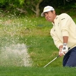 　最終ラウンド、１番でバンカーショットを放つ松山英樹。通算１８アンダーで８位＝ペブルビーチ・リンクス（共同）
