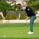 　最終ラウンド、２番でイーグルパットを決める久常涼。通算１８アンダーで８位＝ペブルビーチ・リンクス（共同）