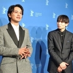 　ベルリン国際映画祭で映画「しびれ」の公式上映後に報道陣の取材に応じる北村匠海さん（左）と内山拓也監督＝１６日未明、ベルリン（共同）