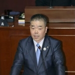 　滋賀県議会本会議で、知事選に立候補する意向を表明した三日月大造知事＝１６日午前