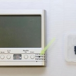 　盗撮に使用されたとみられる時計型カメラ（左）と動画が保存されていたマイクロＳＤカード＝１６日午前、愛知県警本部