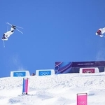 　フリースタイルスキー男子デュアルモーグル決勝で第１エアを決める堀島行真（左）＝リビーニョ（共同）