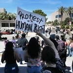 　２０２５年４月、米ラスベガスの大学で、滞在資格にかかわらず学生を保護するよう求め、開かれた集会（ゲッティ＝共同）