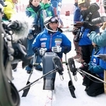 　競技を終え取材に応じる男子回転座位を制した森井大輝＝菅平高原パインビークスキー場