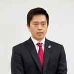 　記者団の取材に応じる日本維新の会の吉村代表＝１６日午後、大阪府庁