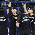 　米国戦でタッチを交わす小谷優奈ら（左から２人目）ら＝１４日、コルティナダンペッツォ（共同）