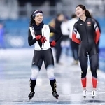 　スピードスケートの試合会場で調整中、中国の韓梅（右）と談笑する高木美帆＝２日、イタリア・ミラノ（共同）