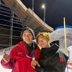 　スノーボード男子の中国代表、蘇翊鳴が投稿した佐藤康弘コーチ（左）とのツーショット写真。銅メダルを首にかけてコーチの誕生日を祝った（蘇のインスタグラムから、共同）