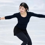 　公式練習で調整するフィギュアスケート女子の中井亜美＝１４日、イタリア・ミラノ（共同）