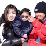 　フリースタイルスキー男子デュアルモーグルで獲得した銀メダルを胸に、妻の輝紗良さん（左）と喜ぶ堀島行真＝１５日、イタリア・リビーニョ（共同）