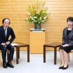 　会談に臨む高市首相（右）と日銀の植田総裁＝１６日午後、首相官邸