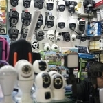 　中国広東省広州市の商店で売られている防犯カメラ＝２０２５年１０月（共同）
