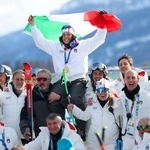 　アルペンスキー女子スーパー大回転で金メダルを獲得し、国旗を掲げて喜ぶイタリアのフェデリカ・ブリニョネ＝１２日、コルティナダンペッツォ（ロイター＝共同）