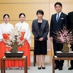 　福岡・太宰府天満宮の「梅の使節」から紅白２種類の梅の盆栽を贈られた高市首相（中央）＝１６日午後、首相官邸