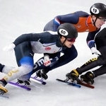 　男子５００メートル予選　滑走する吉永一貴（左）。この直後に接触で転倒するも、救済措置で準々決勝進出となった＝ミラノ（共同）