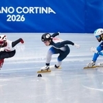 　男子５００メートル予選　滑走する宮田将吾（中央）＝ミラノ（共同）