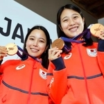 　記者会見でメダルを掲げるノルディックスキー・ジャンプ女子の高梨沙羅（左）と丸山希＝１６日、イタリア・ミラノ（共同）