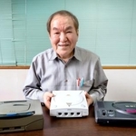 　セガ元社長の佐藤秀樹さんと、家庭用ゲーム機（同社提供）