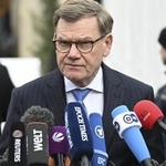 　１３日、ドイツ・ミュンヘンで、記者団の取材に応じるワーデフール外相（ゲッティ＝共同）