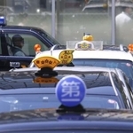 　ＪＲ博多駅前に停車するタクシー＝２０２４年