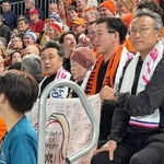 　スピードスケート女子の吉田雪乃のレースを見守る所属先「寿広」の太野真一さん（右端）＝１５日、イタリア・ミラノ（共同）